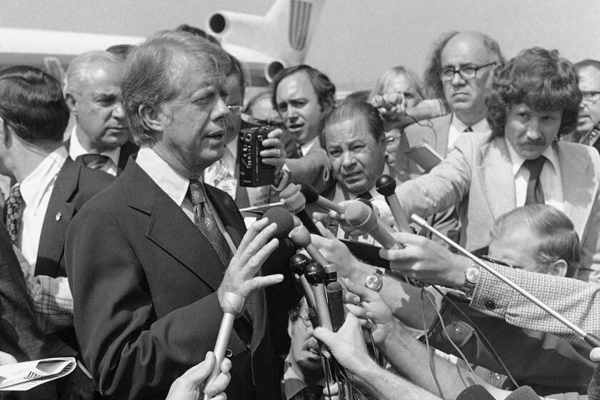 ARCHIVO - El candidato presidencial demócrata Jimmy Carter habla con los reporteros el viernes 24 de septiembre de 1976 a su llegada al Aeropuerto Internacional Hobby, en Houston. (AP Foto/Jack Thornell, archivo)