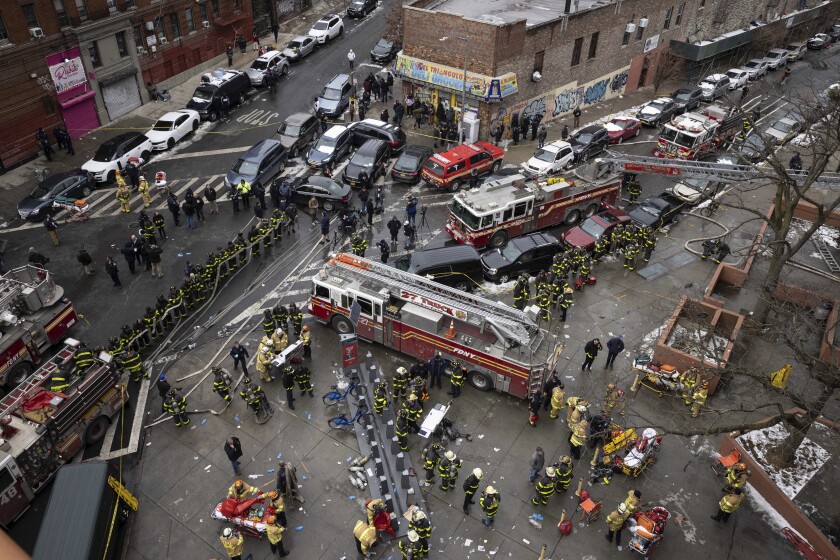 Al menos 19 muertos, incluidos 9 niños, al incendiarse edificio en Nueva York - Los Angeles Times