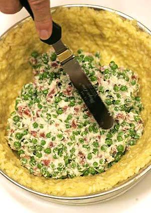 Filling: Add the béchamel and pea mixture into the center of the risotto-lined pan and even out the surface.