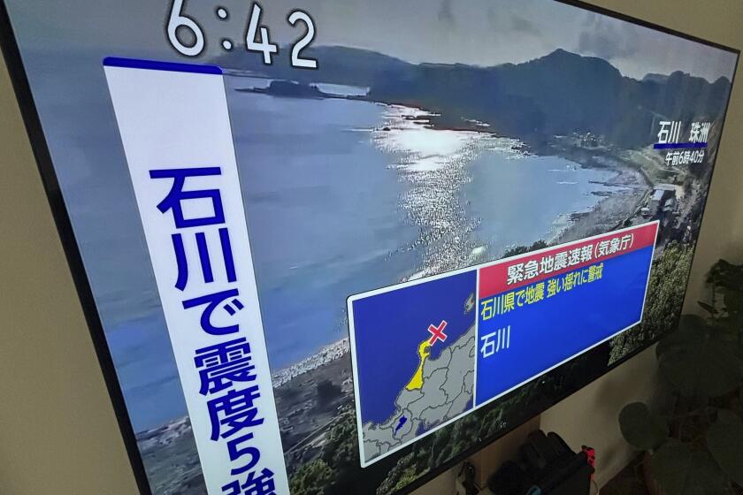 Una televisión muestra un alerta de emergencia por terremoto para la prefectura de Ishikawa el lunes 3 de junio de 2024, en Yokohama, cerca de Tokio, Japón. (AP Foto/Eugene Hoshiko)