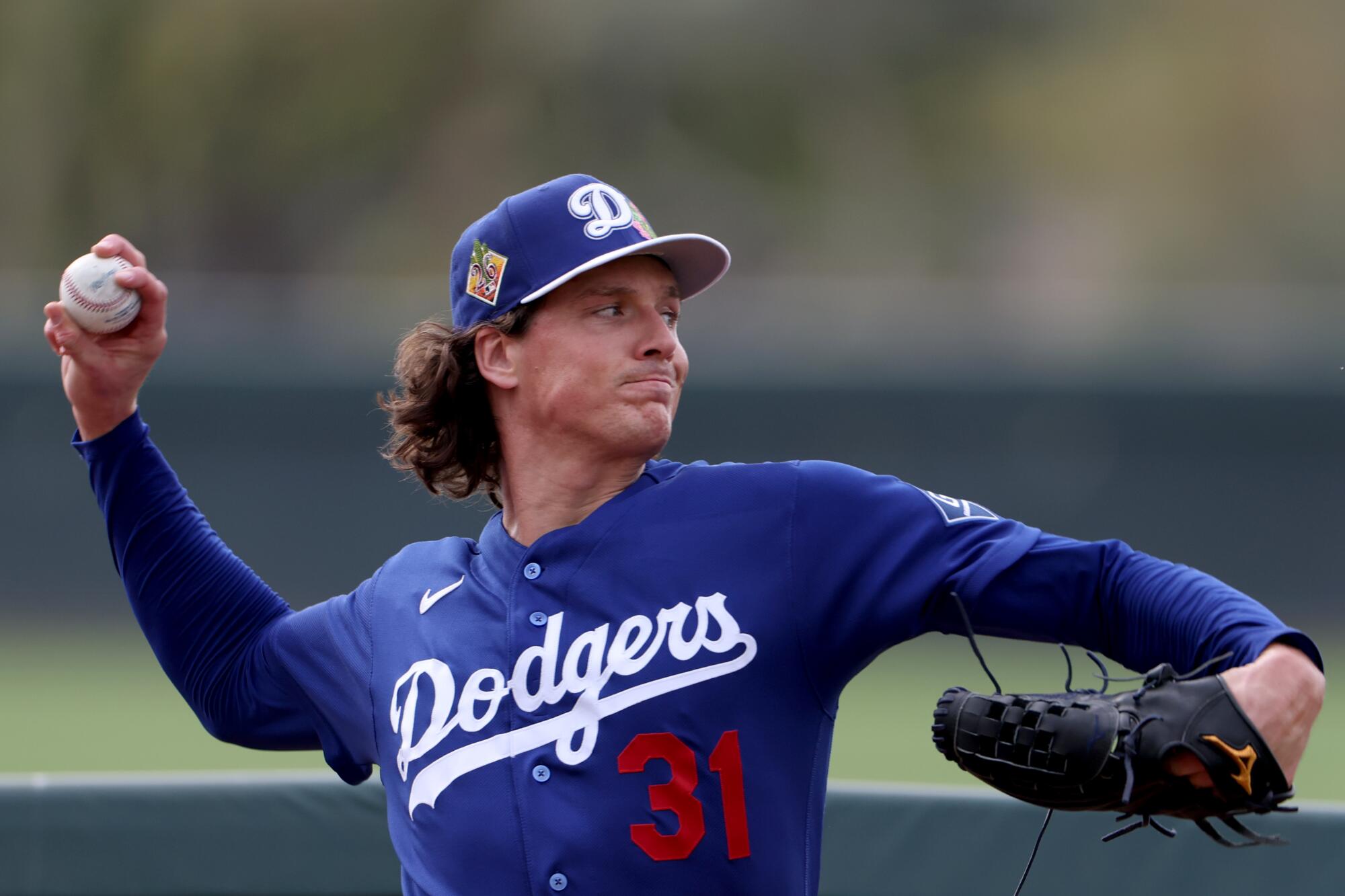 Phoenix, Arizona - 16 Şubat 2026: Los Angeles Dodgers atıcısı Tyler Glasnow sahaya çıkıyor.