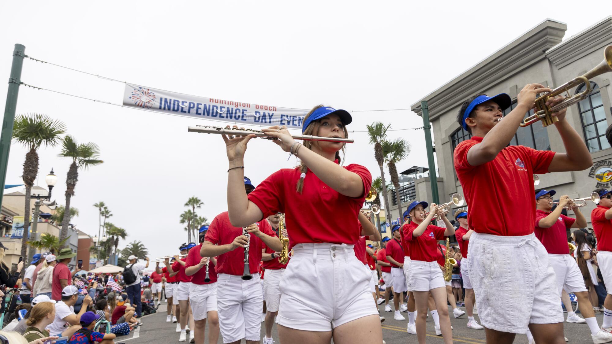 Una banda de música marcha por Main Street durante el desfile anual del Día de la Independencia de Huntington Beach.