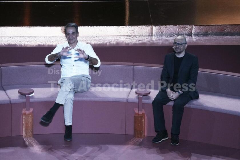 El primer ministro de Grecia, Kyriakos Mitsotakis, a la izquierda, y Demis Hassabis, director general de DeepMind, la empresa de investigación en inteligencia artificial de Google, debaten sobre el futuro de la IA, la ética y la democracia durante un evento celebrado en el Odeón de Herodes Ático, en Atenas, Grecia, el viernes 12 de septiembre de 2025. (AP Foto/Thanassis Stavrakis)