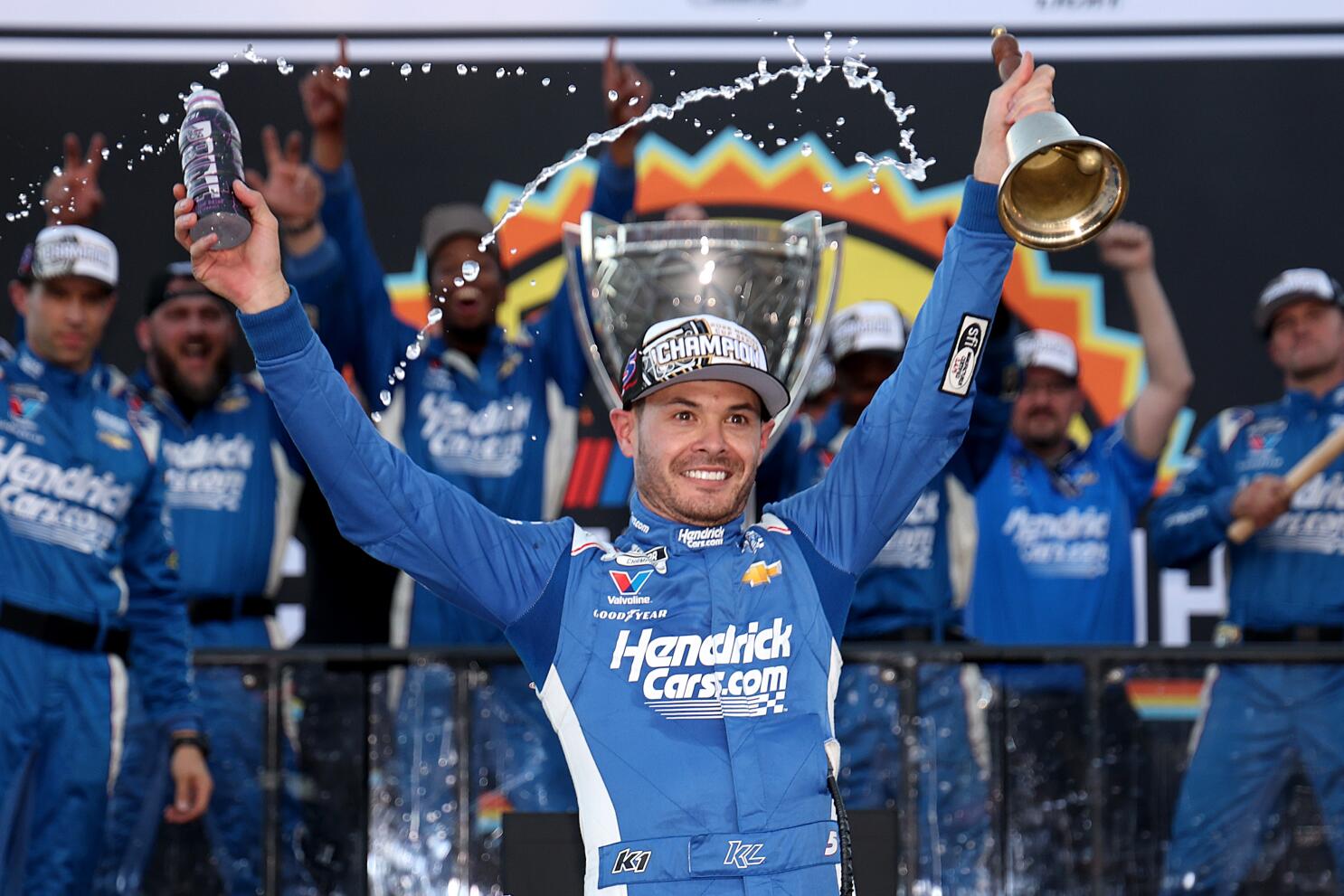 Kyle Larson wins his second NASCAR Cup title, denying Denny Hamlin - Los Angeles Times