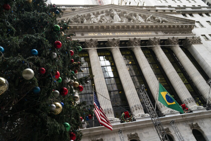 Un enorme árbol de Navidad a las afueras de la Bolsa de Valores de Nueva York, el martes 30 de noviembre de 2021. (AP Foto/John Minchillo)