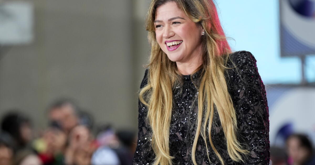 Why Kelly Clarkson Is Feuding With A High-end New York Novelty Shop - Beritaja Why Kelly Clarkson Is Feuding With A High-end New York Novelty Shop - Beritaja