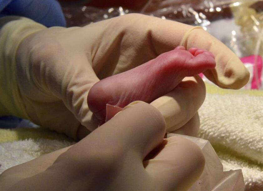 Una enfermera atiende a un bebe recién nacido. EFE/Archivo
