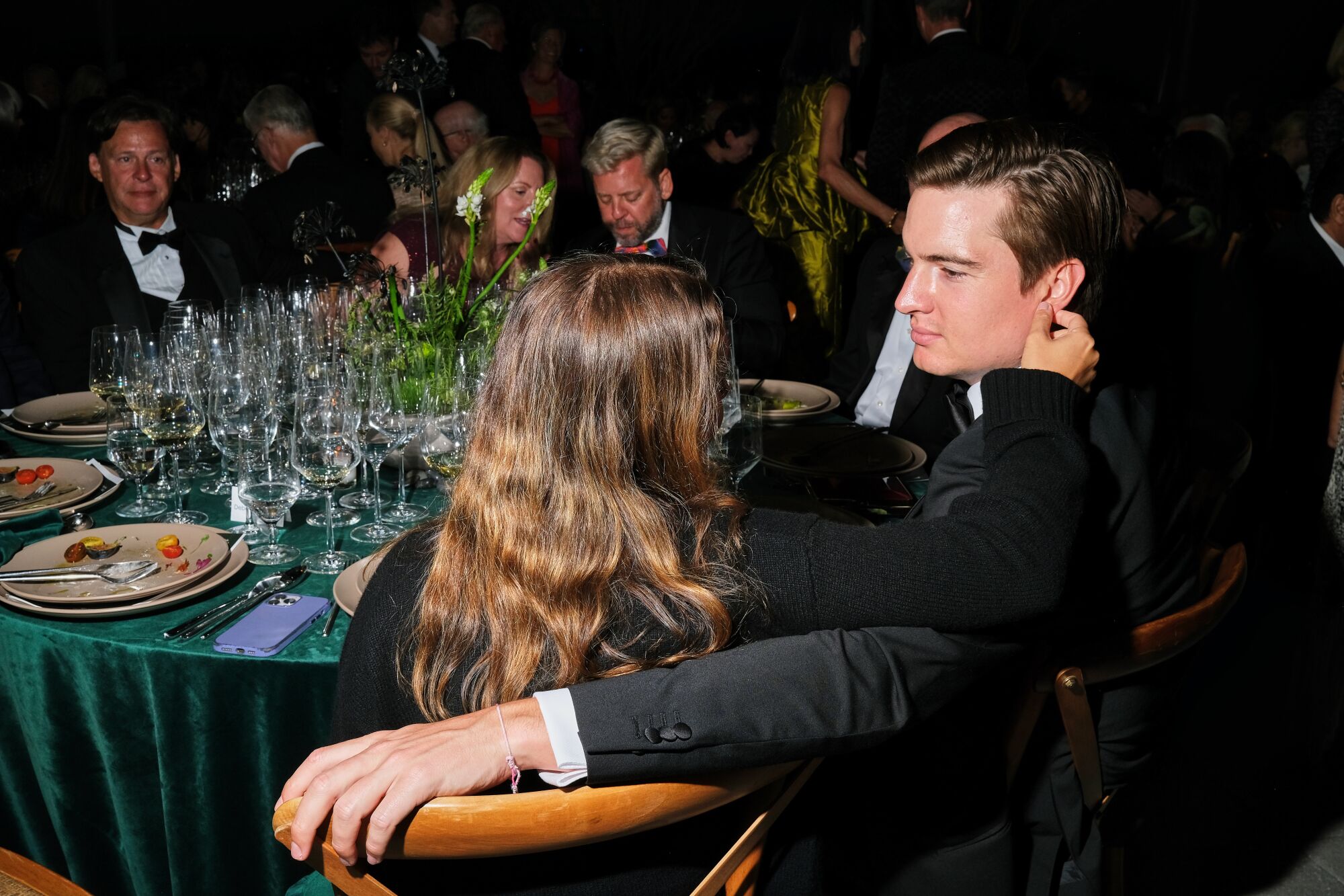 Dwie osoby patrzące na siebie.