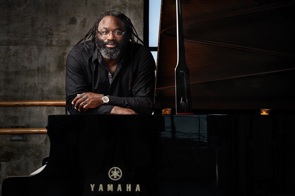 Pianist Awadagin Pratt at the piano.