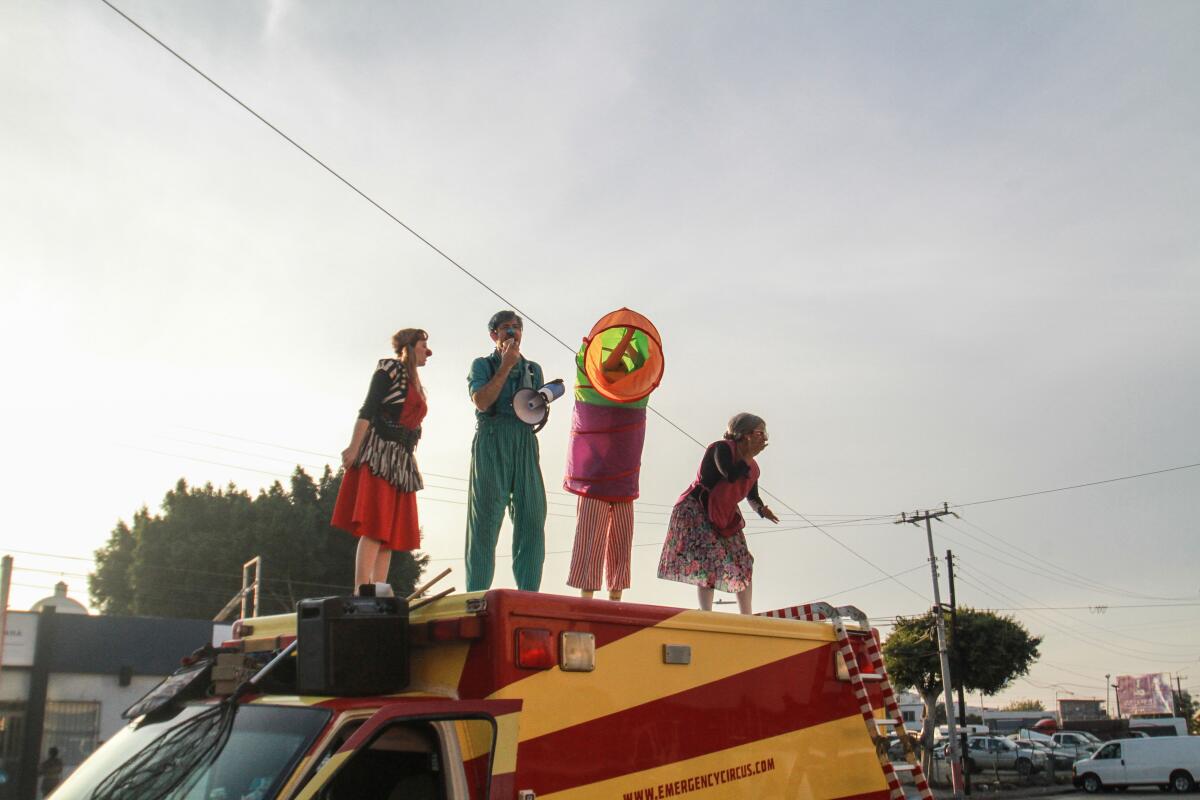 Un circo alegra a niños migrantes en albergue de Tijuana
