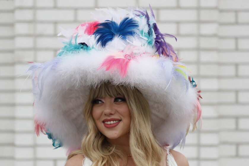 žena nosí klobouk během 145 chod Kentucky Derby, dostihu v Churchill Downs na 4. Května 2019.