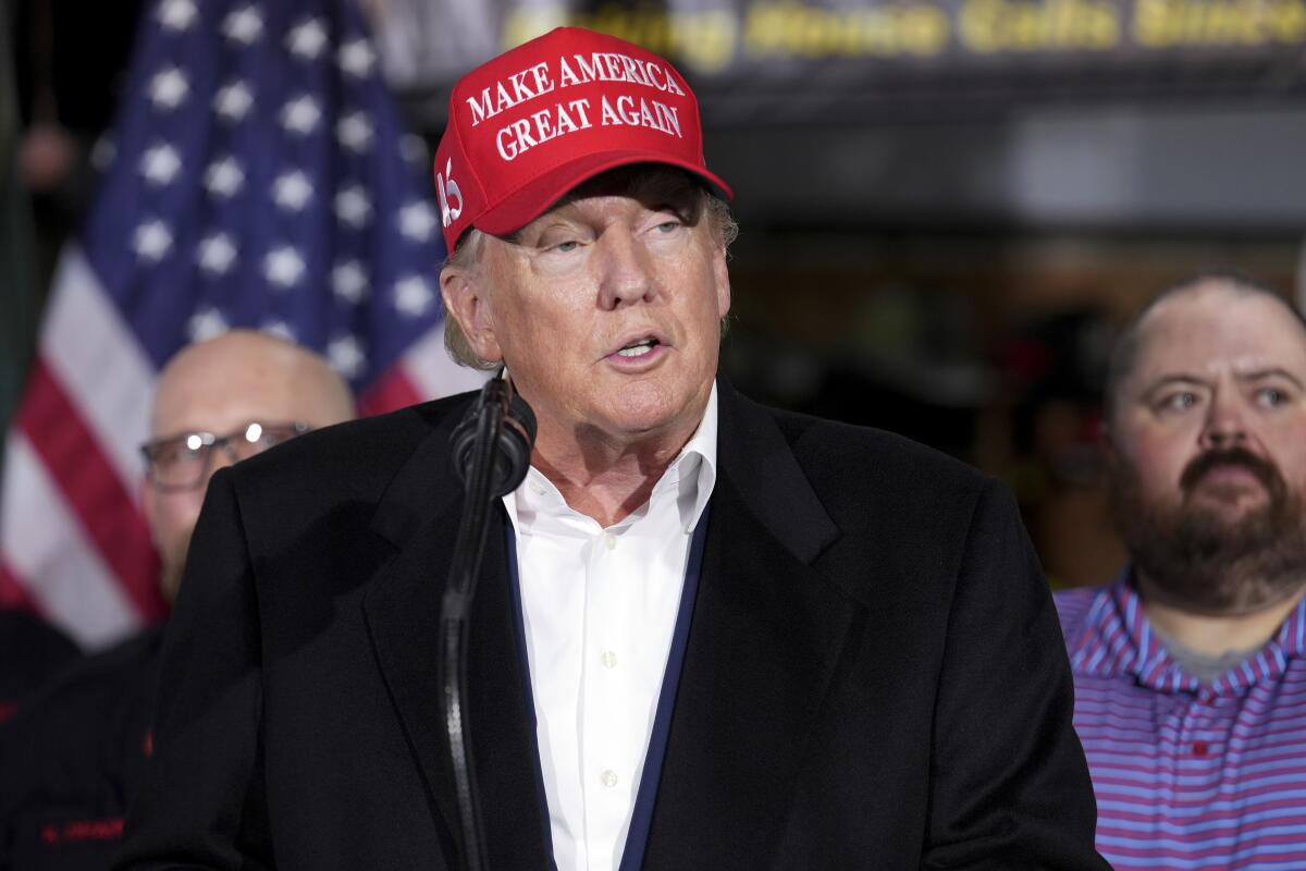 El expresidente Donald Trump durante una visita al Departamento de Bomberos de East Palestine, Ohio