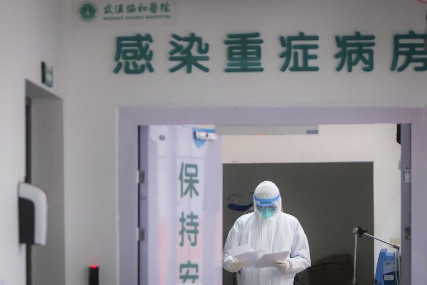 En esta foto distribuida por la agencia noticiosa china Xinhua, un médico con vestimenta protectora trabaja en el departamento de enfermedades infecciosas en un hospital de Wuhan, China, martes 28 de enero de 2020. (Xiao Yijiu/Xinhua via AP)