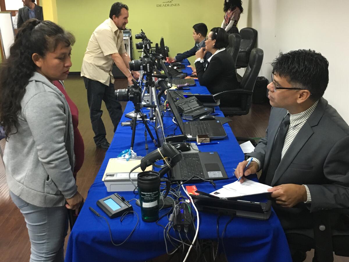 Las oficinas del Consulado de Guatemala en Los Angeles estan ubicadas desde enero de 2017 en el 1975 Riverside Dr, LA, en las inmediaciones del estadio de los Dodgers.