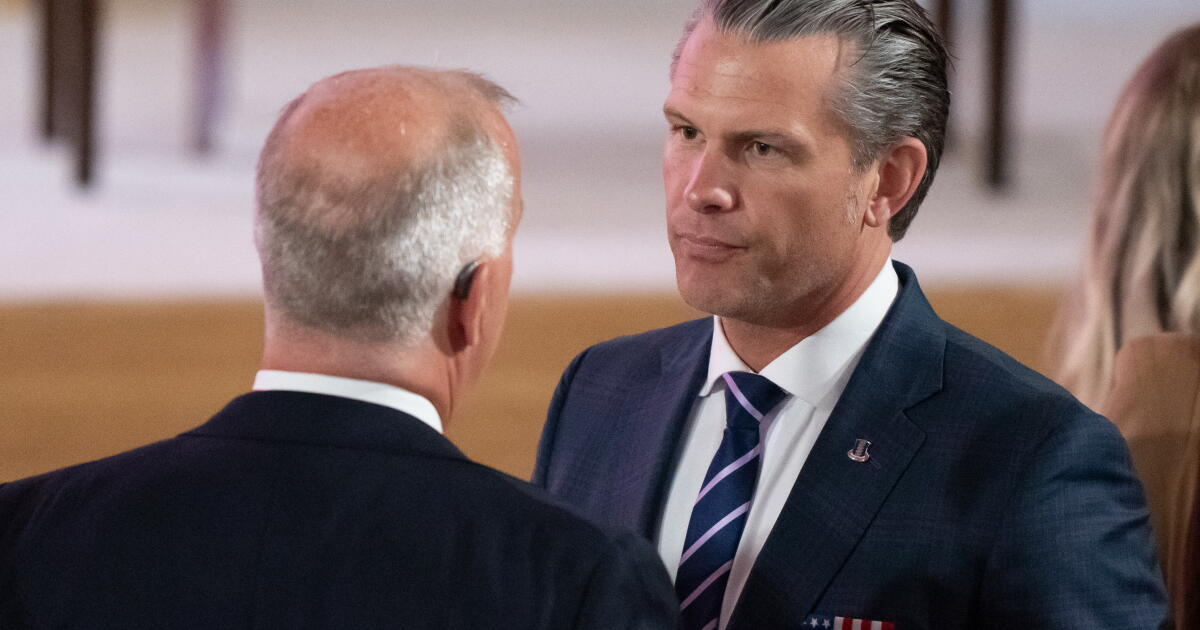 Foto: latimes.com Defense Secretary Pete Hegseth arrives before an event to mark the launch of the America.gov website, Tuesday, Sept. 29