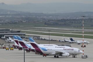 Aviones de Eurowings se ven estacionados en el aeropuerto de Stuttgart, Alemania, el jueves 6 de octubre de 2022. (Bernd Weissbrod/dpa via AP)