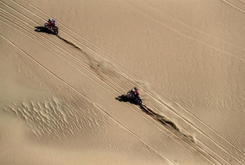 El argentino Luciano Benavides (i) conduce su motocicleta KTM junto al boliviano Daniel Nosiglia Jager (d), en una motocicleta Honda durante la novena etapa del Rally Dakar 2019, en Pisco (Perú). EFE