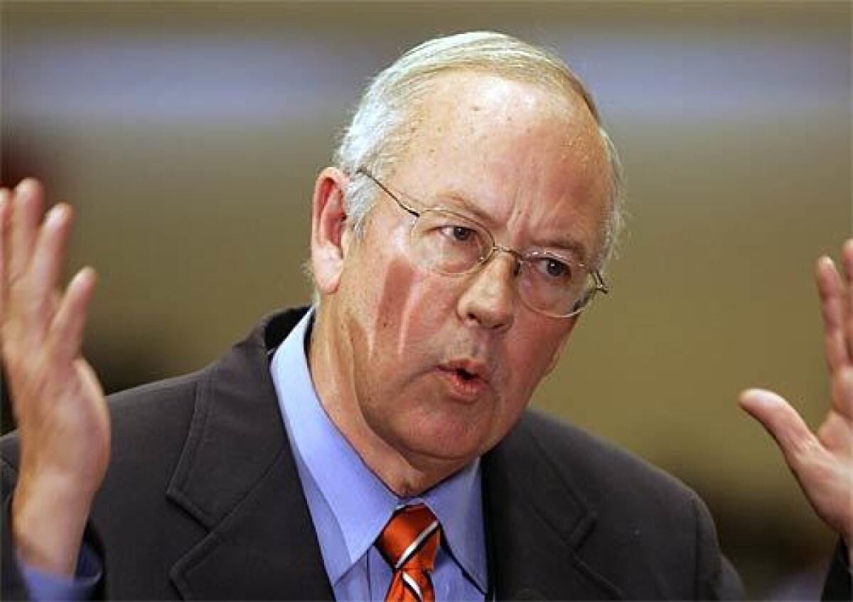 Kenneth Starr will defend President Trump in the impeachment trial.