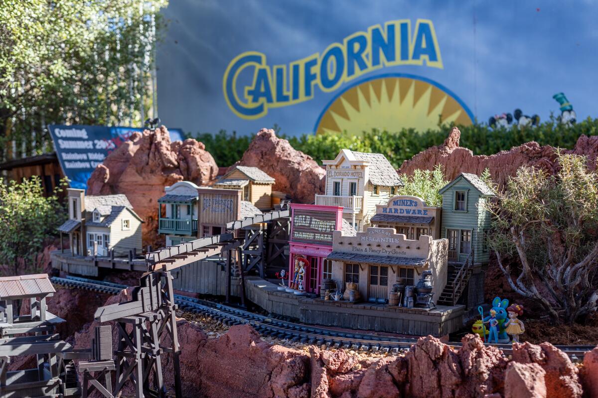 Le mini-Disneyland de deux architectes est visible dans leur maison d'Anaheim Hills. 