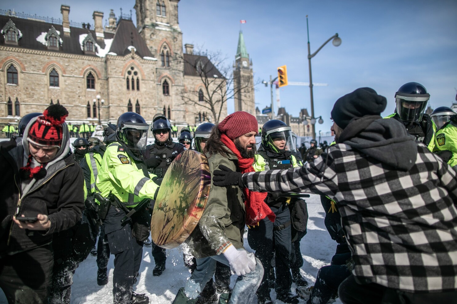 La Policía despeja casi todo el centro de Ottawa de manifestantes  antivacunas - Los Angeles Times