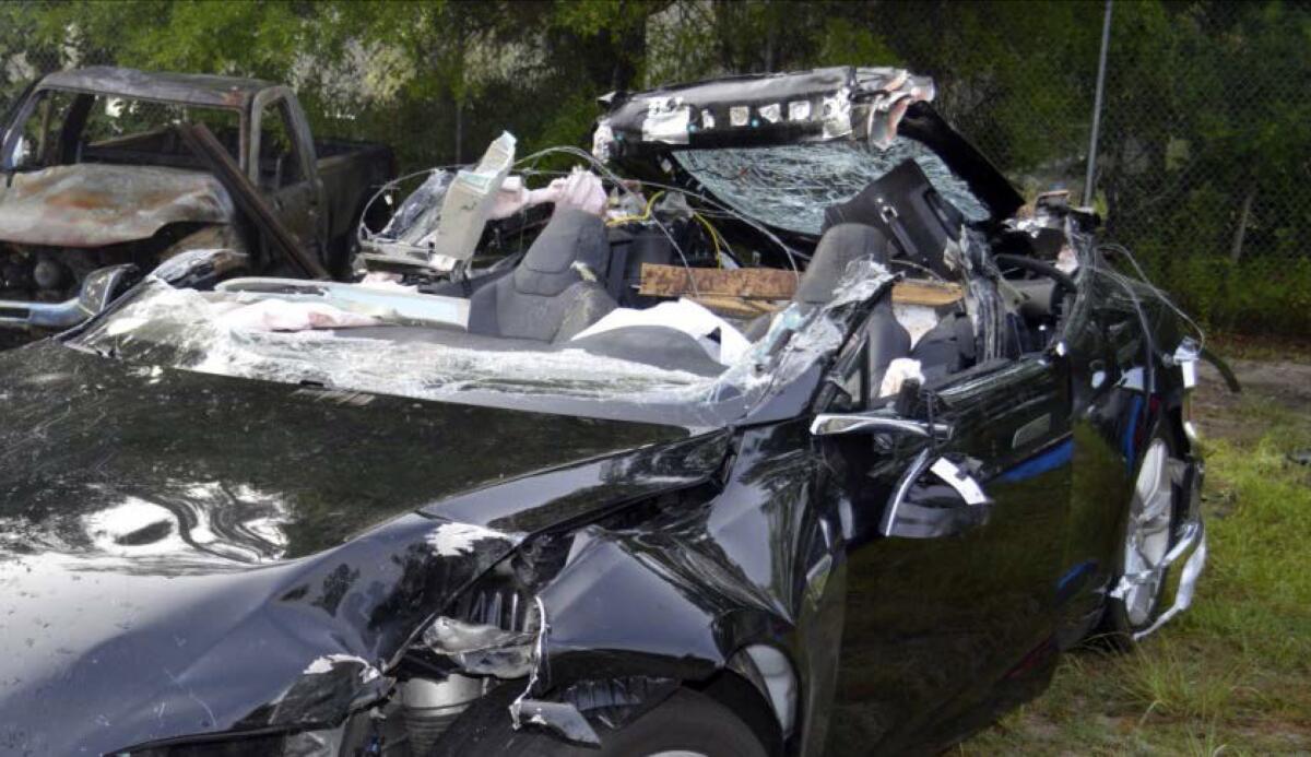 La imagen proporcionada por la Junta Nacional de Seguridad en el Transporte de Estados Unidos (NTSB) a través de la policía de carreteras de Florida muestra el sedán Tesla Model S que era conducido por Josha Brown, quien murió, cuando el auto se impactó mientras el sistema de piloto automático estaba activado, el 7 de mayo de 2016. La NTSB informó el martes 26 de julio que el conductor viajaba a exceso de velocidad al momento del accidente. (NTSB via Florida Highway Patrol via AP)