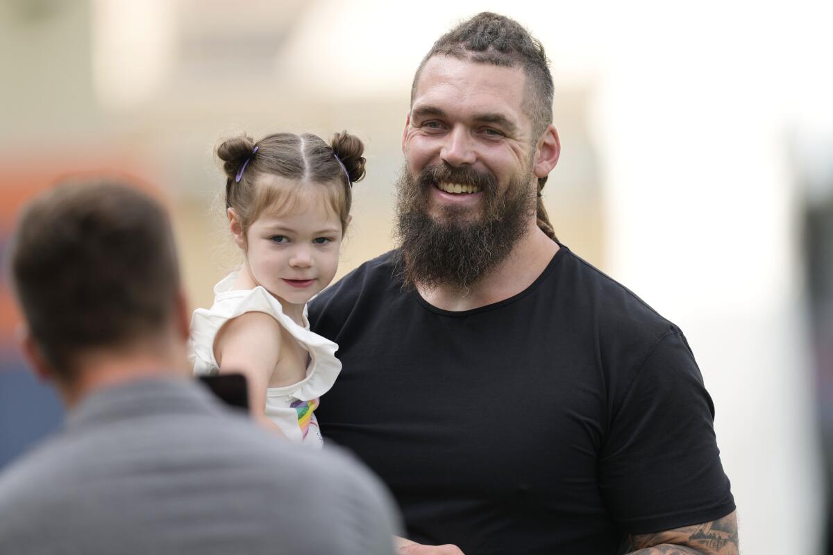 El exdefensive lineman de los Broncos de Denver Derek Wolfe con su hija de 3 años 