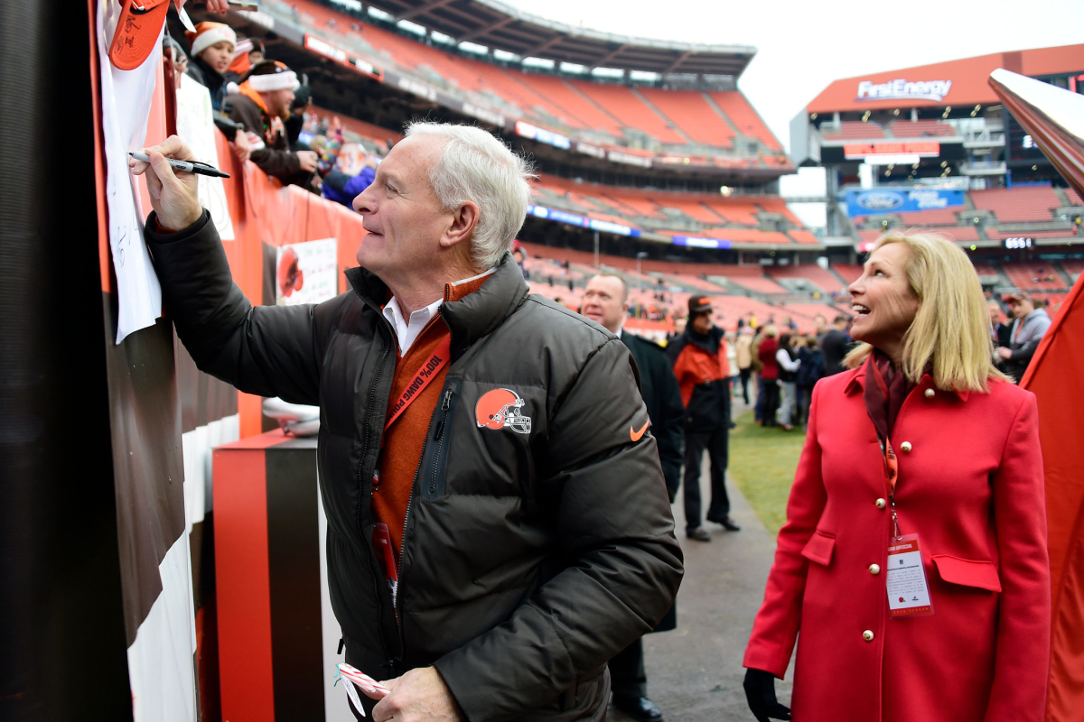 Cleveland Browns owners Jimmy and Dee Haslam before a game.