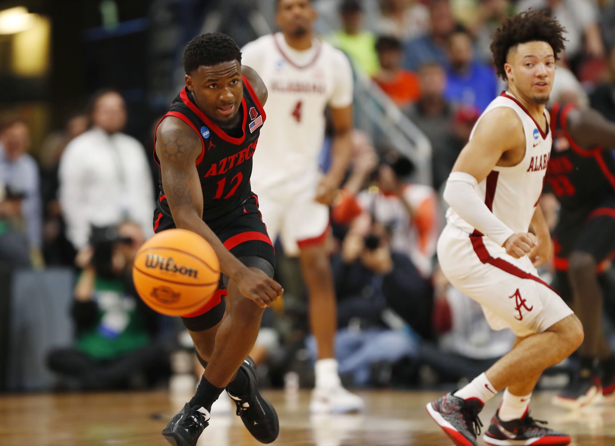 Darrion Trammell, de San Diego State, roba el balón