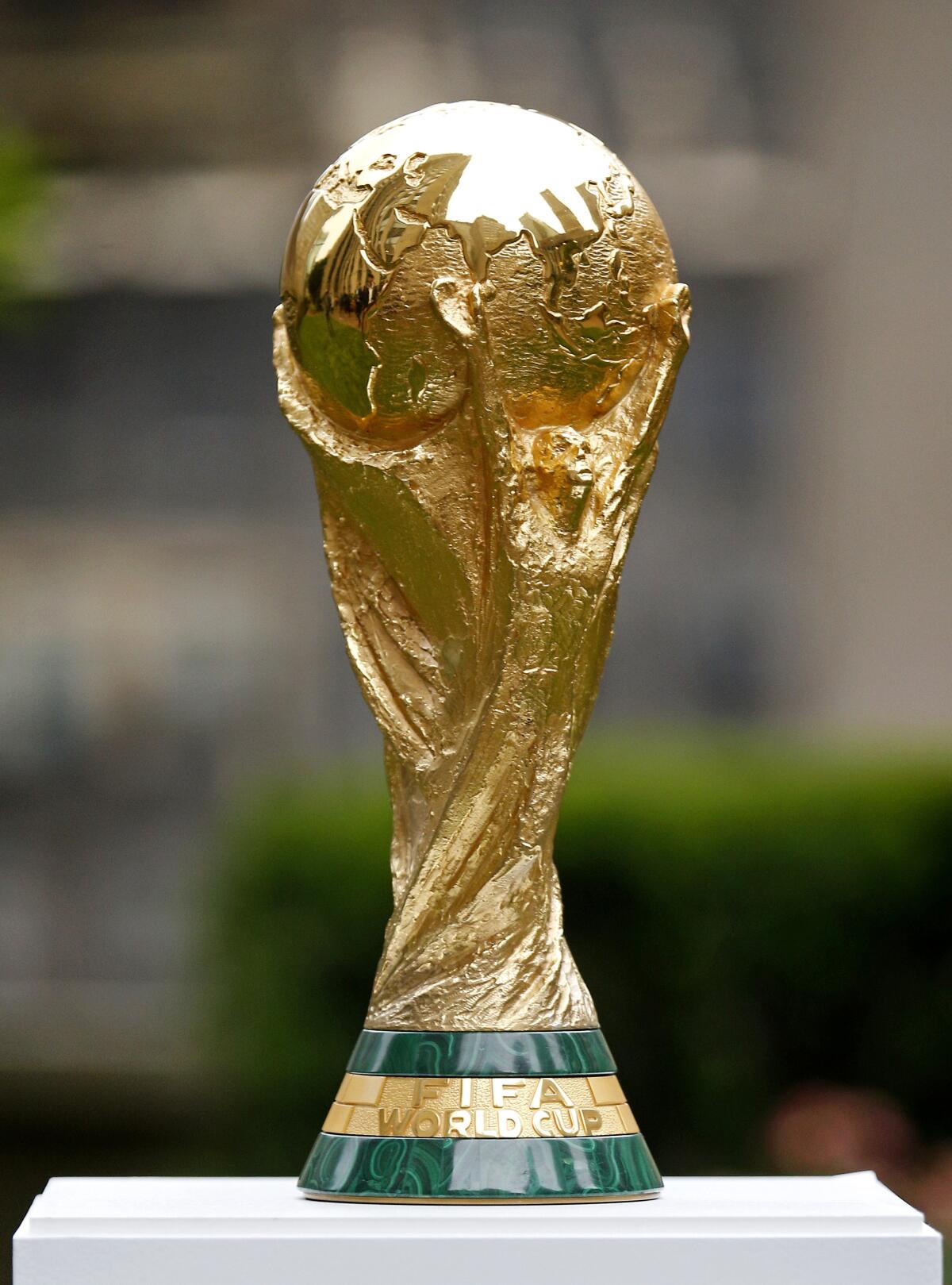 ARCHIVO - El trofeo para la Copa del Mundo es exhibido el jueves 16 de junio de 2022, en Nueva York.
