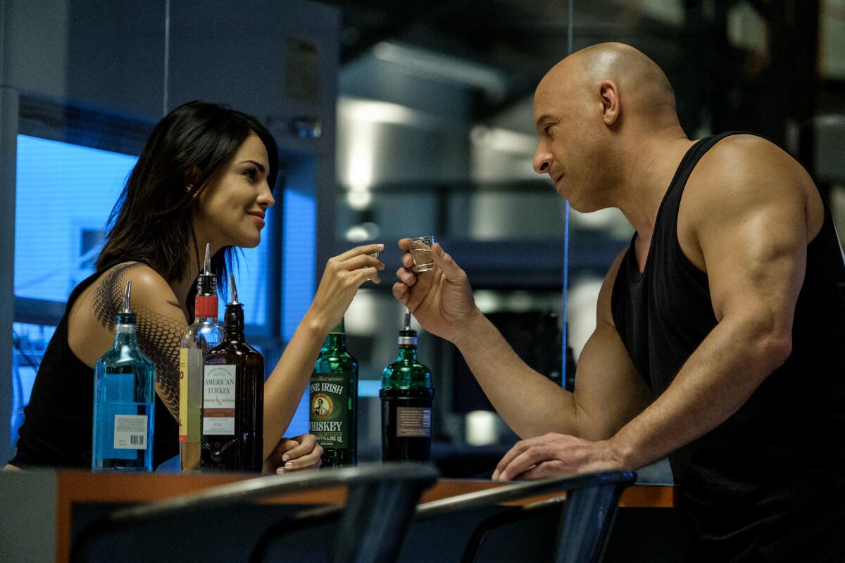 Eiza González, a la izquierda, con Vin Diesel) en la película de 2020 "Bloodshot".