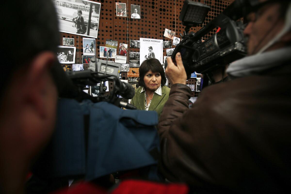 Carmen Quintana llega a un homenaje en honor del fotógrafo asesinado Rodrigo Rojas, en Santiago, Chile, el jueves 28 de julio de 2015. En una marcha el 2 de julio de 1986, soldados rociaron gasolina a Rojas, de 19 años, y a Quintana, entonces de 18 años, y les prendieron fuego. Rojas murió cuatro días después. En julio de 2015, la justicia chilena acusó a 12 ex militares por el ataque. (Foto AP/Luis Hidalgo)