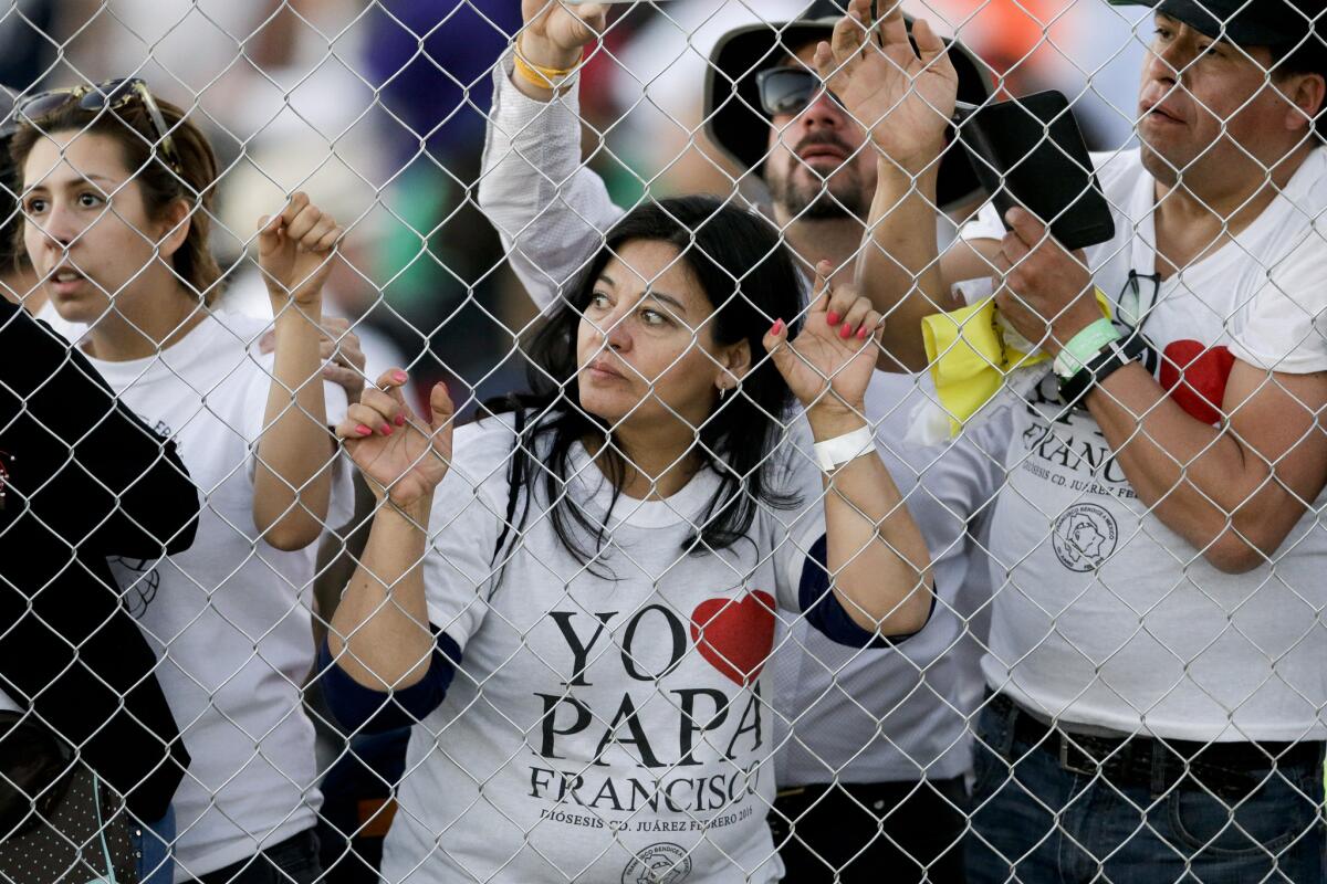 Gente esperando para ver al papa Francisco a su salida de una misa multitudinaria en CIudad Juárez, México. (AP Foto/Gregory Bull)