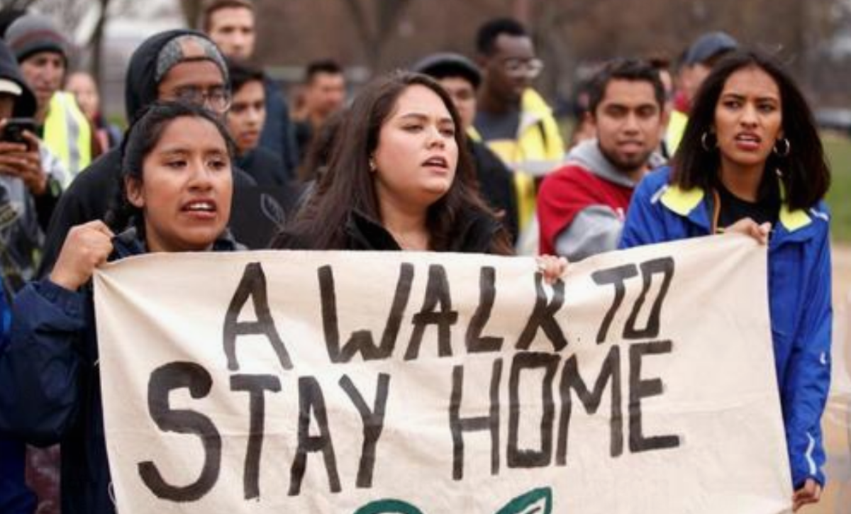 Un grupo de "soñadores" (jóvenes indocumentados beneficiados por la Acción Diferida conocida como DACA) se manifiestan en Washington, DC, Estados Unidos. EFE/ Shawn Thew/Archivo