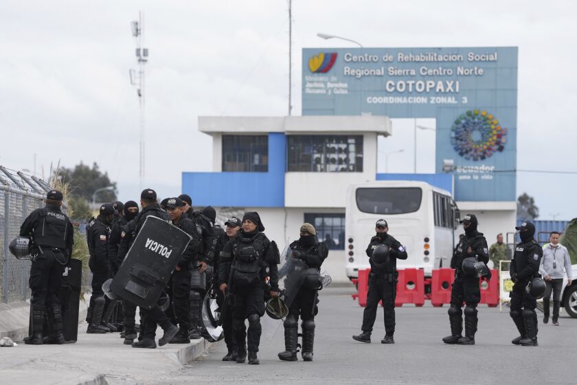 La policía se reúne en la cárcel de Latacunga después de un motín mortal en Latacunga, Ecuador, el martes 4 de octubre de 2022. (AP Foto/Dolores Ochoa)
