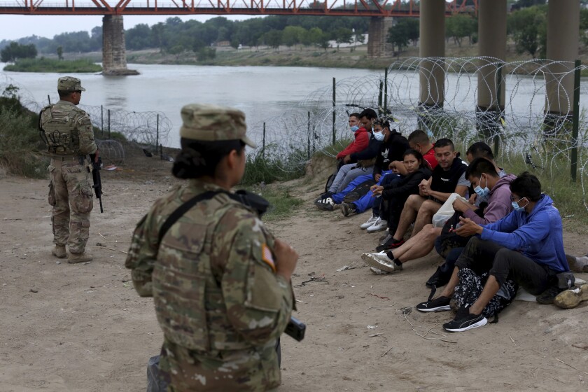 Varios migrantes que cruzaron el río Bravo hacia Estados Unidos bajo la custodia