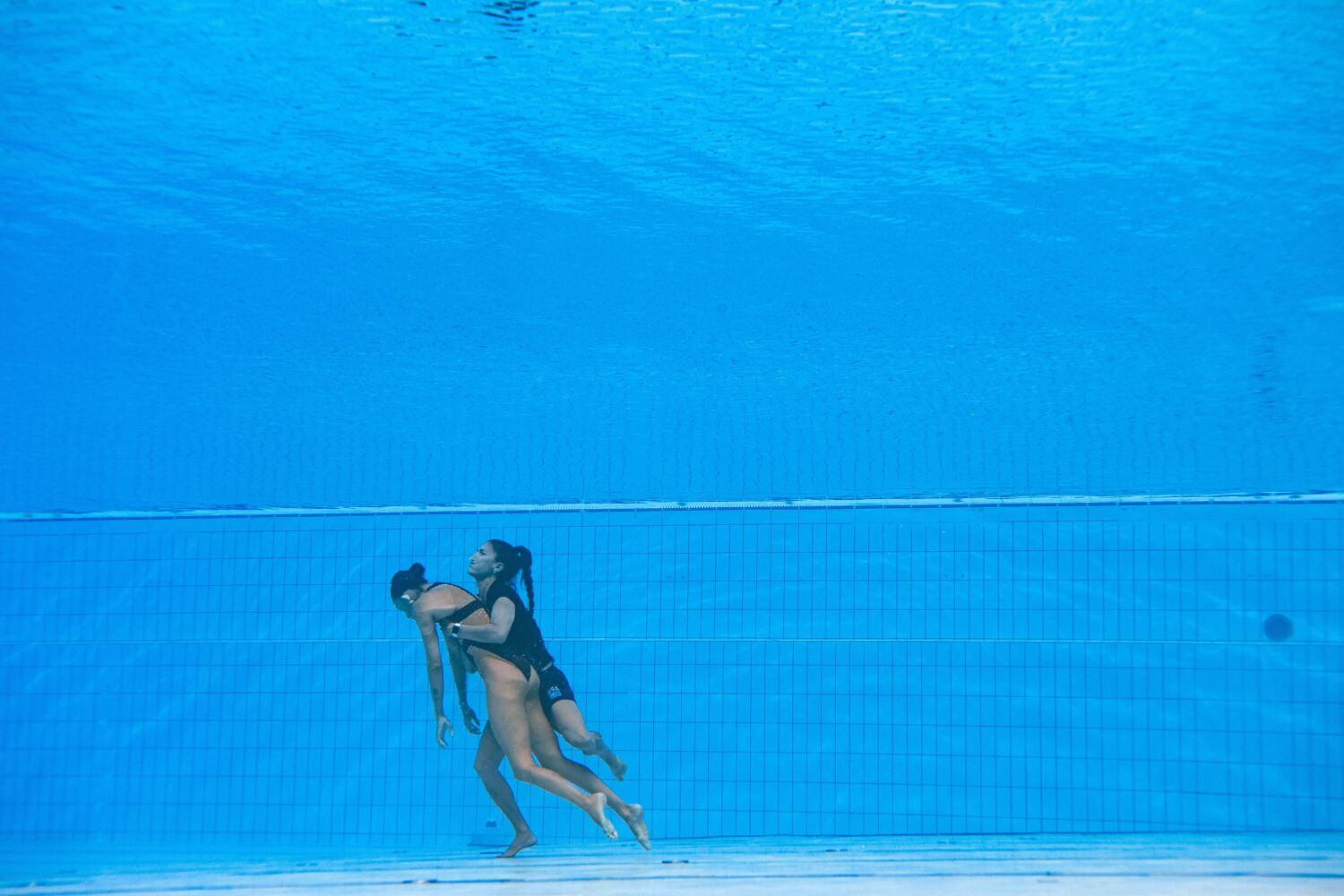 Dramatik fotoğraflar, ABD'li antrenörün yüzücü Anita Alvarez'i dünya şampiyonalarında kurtarmak için dalışa geçtiğini gösteriyor