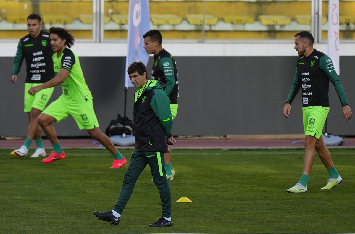 En foto del 10 de octubre del 2023, el técnico de la selección de Bolivia Gustavo Costas, 