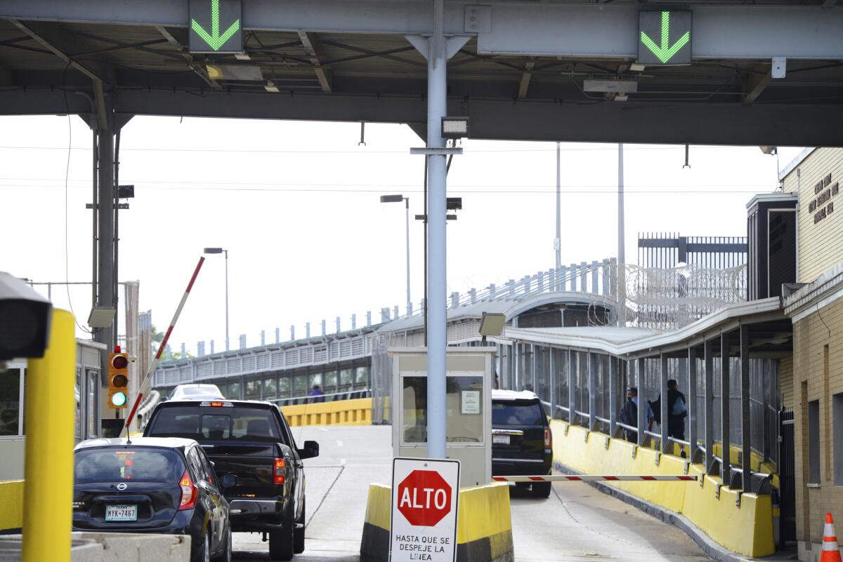 Automovilistas pagan su peaje en el puente internacional Gateway, 6 de marzo de 2023 en Brownsville, Texas