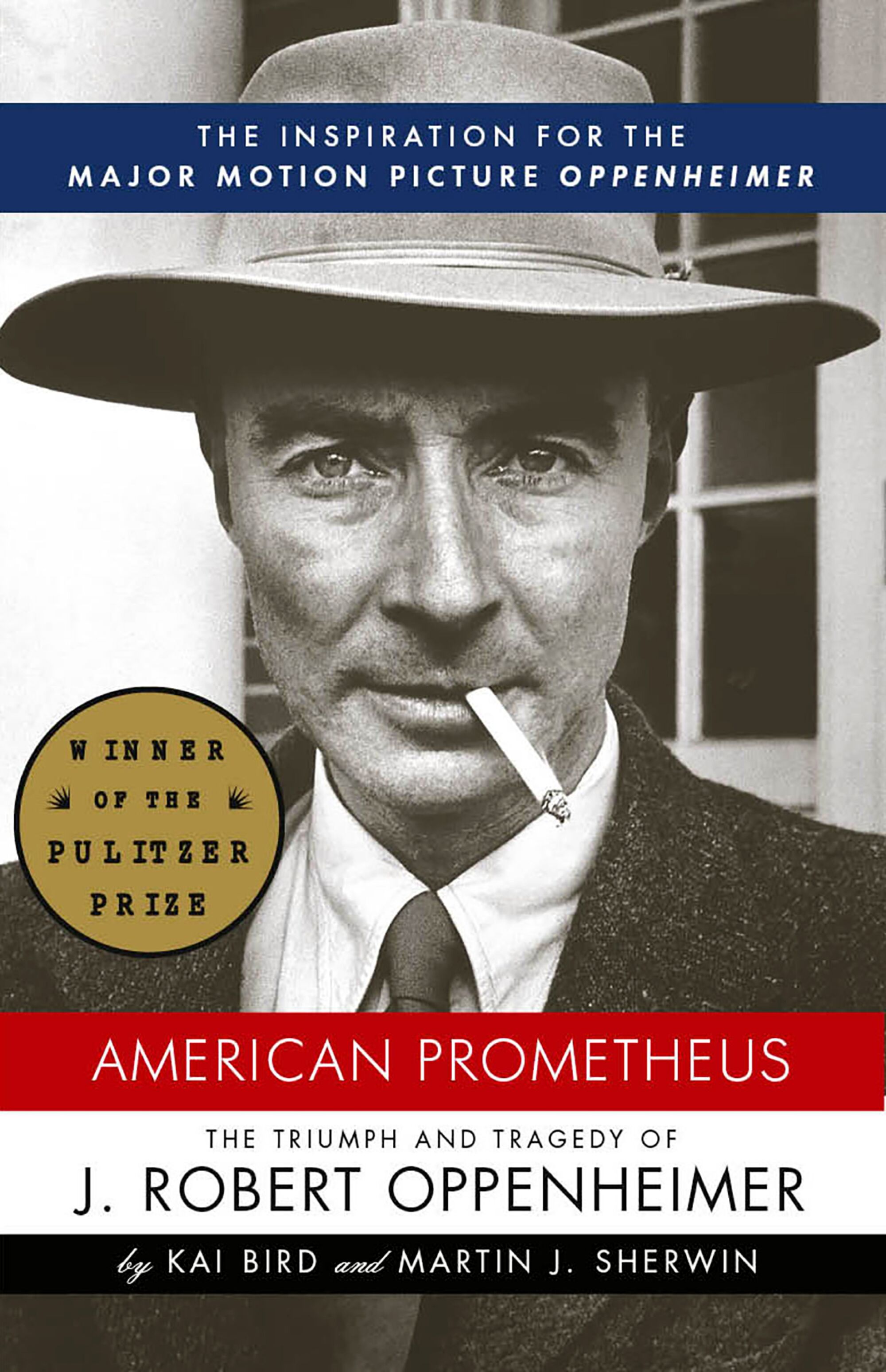 Başlıklı bir şapka takan Oppenheimer'ın yüzünün yer aldığı bir kitap kapağı "Amerikan Prometheus'u."