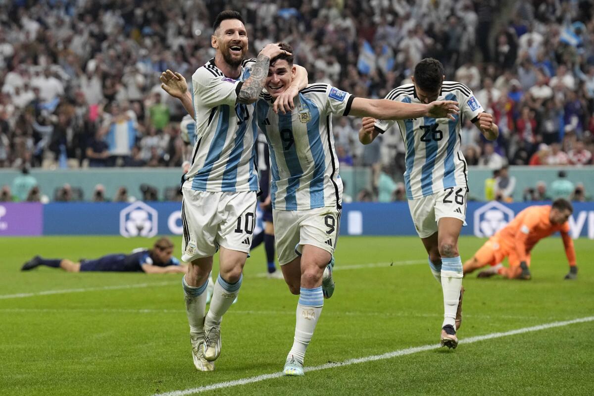 Lionel Messi (izquierda) y Julián Álvarez celebran luego que Álvarez anotó un gol para Argentina 