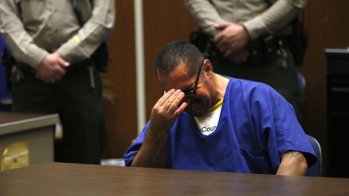 Luis Lorenzo Vargas rompe en lágrimas en la corte cuando escucha que es exonerado de las tres acusaciones por asalto sexual de las que fue convicto y por las que pasó en la cárcel 16 años.