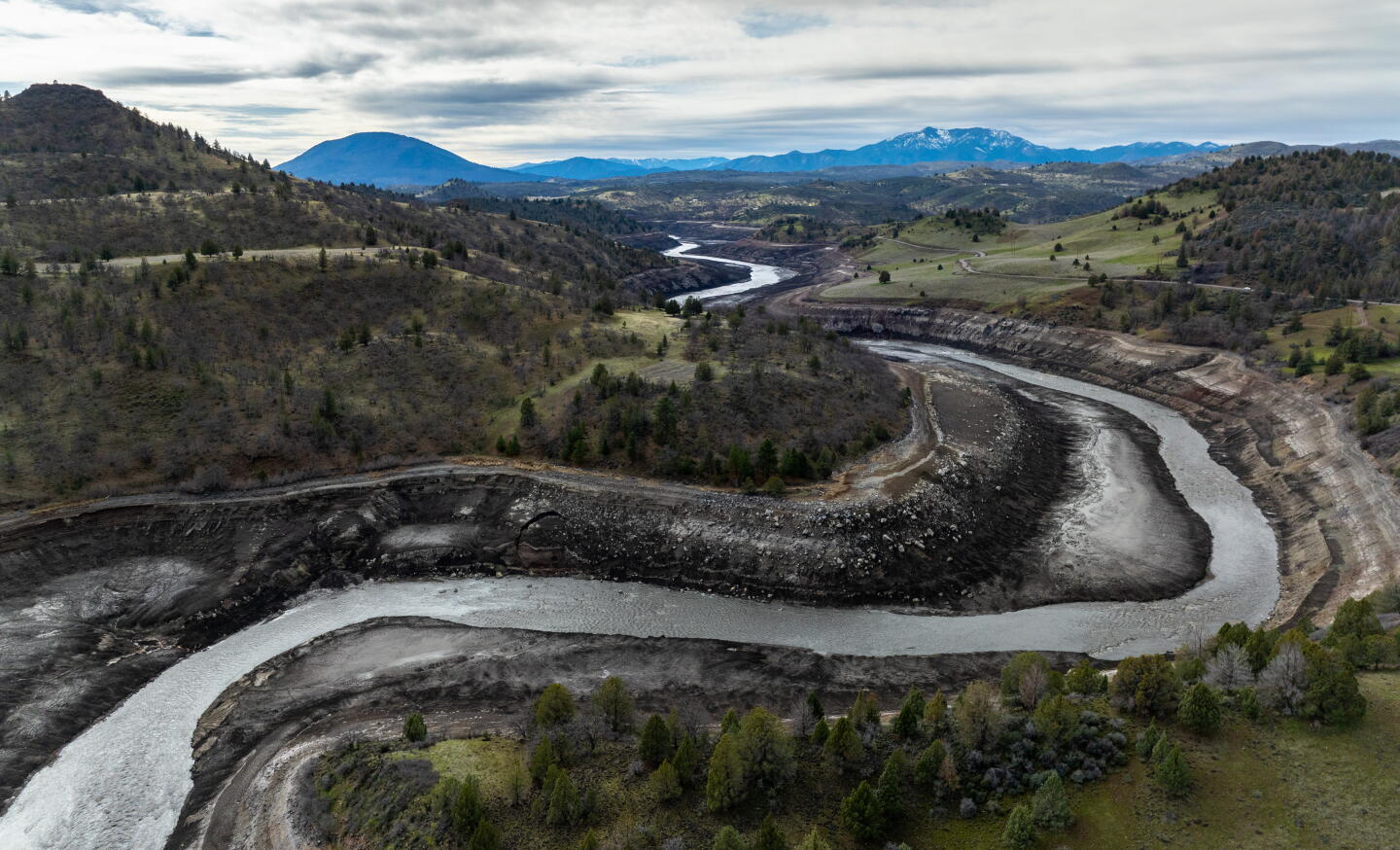 Likmat Rivet Klamath River dams drained, and watershed restoration begins - Los ...