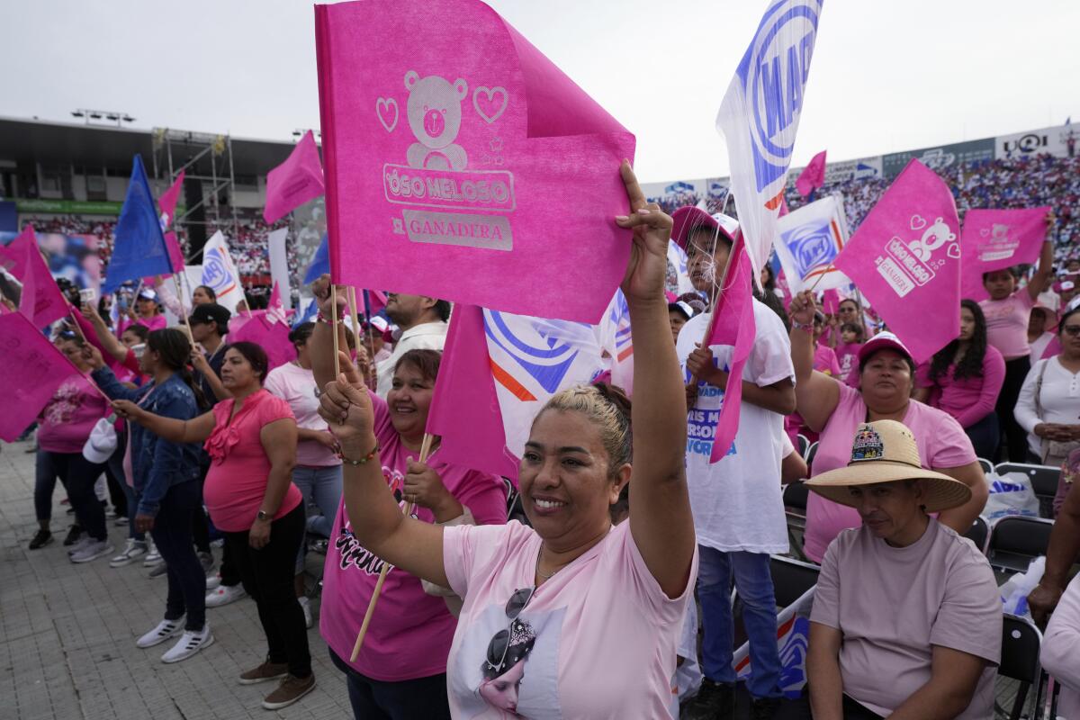Seguidores de la candidata presidencial Xóchitl Gálvez en el acto