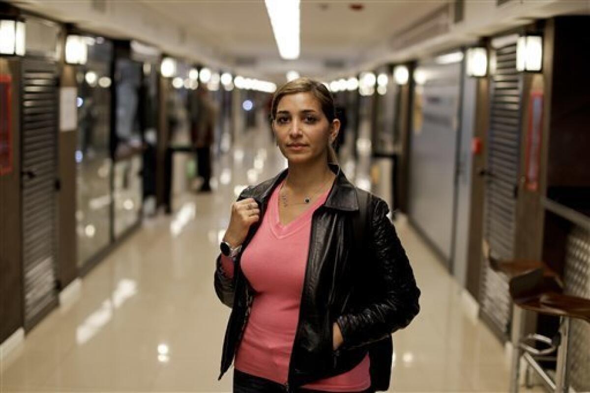 La siria Nairbouz Baloul posa para un retrato en el interior de una estación del metro de Buenos Aires, el lunes 19 de de septiembre de 2016. El presidente de Argentina Mauricio Macri se comprometió a principios de año a que el país recibiría 3.000 refugiados sirios que escapan de la guerra. Baloul, de 29 años, llegó hace un mes desde la ciudad siria de Latakia.