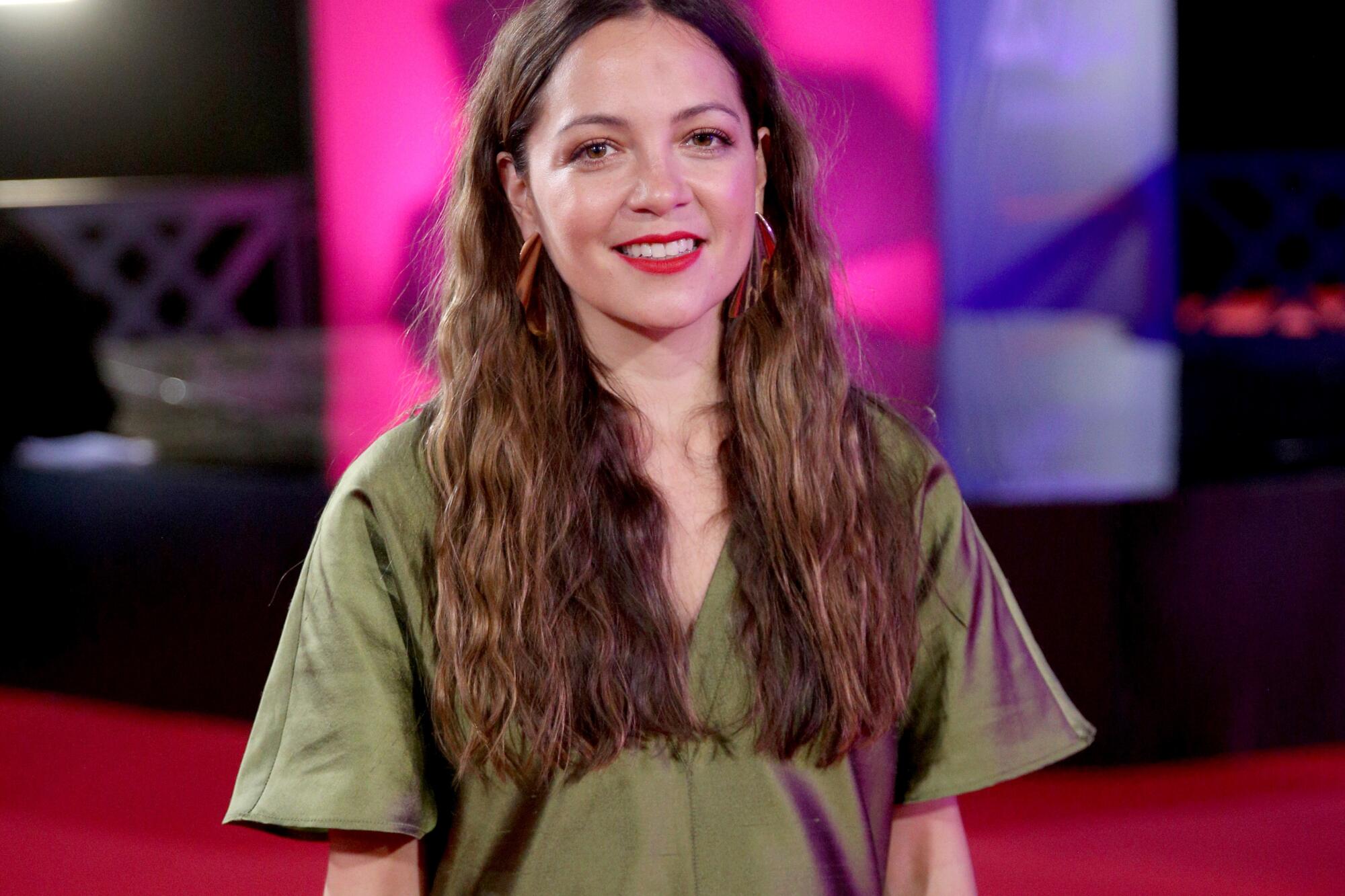 La cantante y compositora Natalia Lafourcade a su paso por la alfombra.