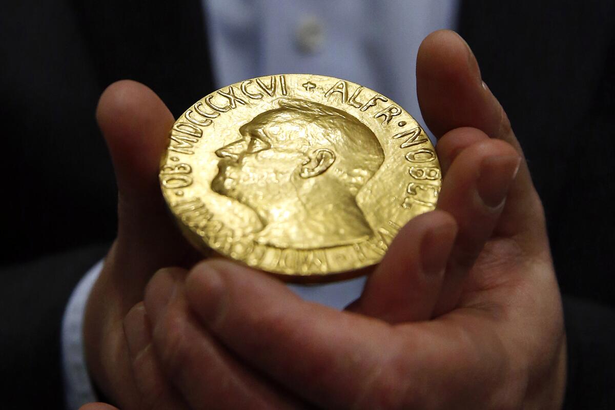 ARCHIVO — El postor Ole Bjorn Fausa, de Noruega, con la medalla del Premio Nobel de la Paz 1936 