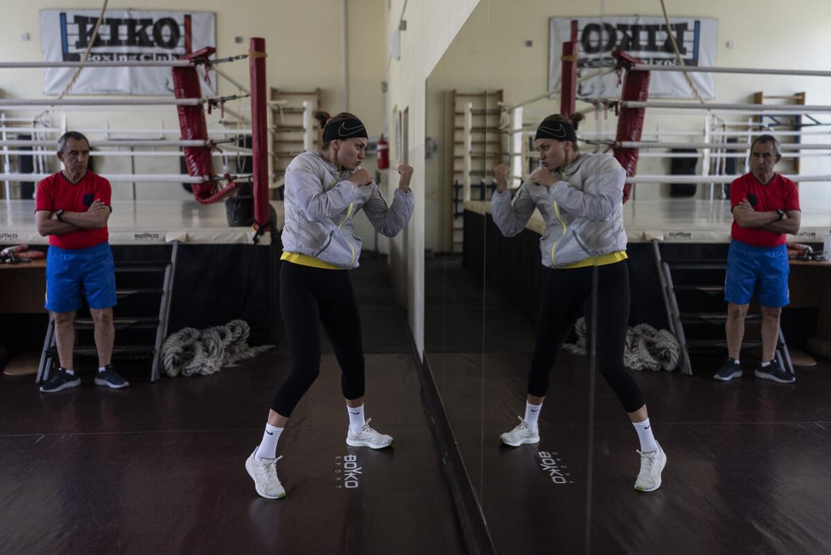 La boxeadora ucraniana Anna Lysenko hace sombra, 