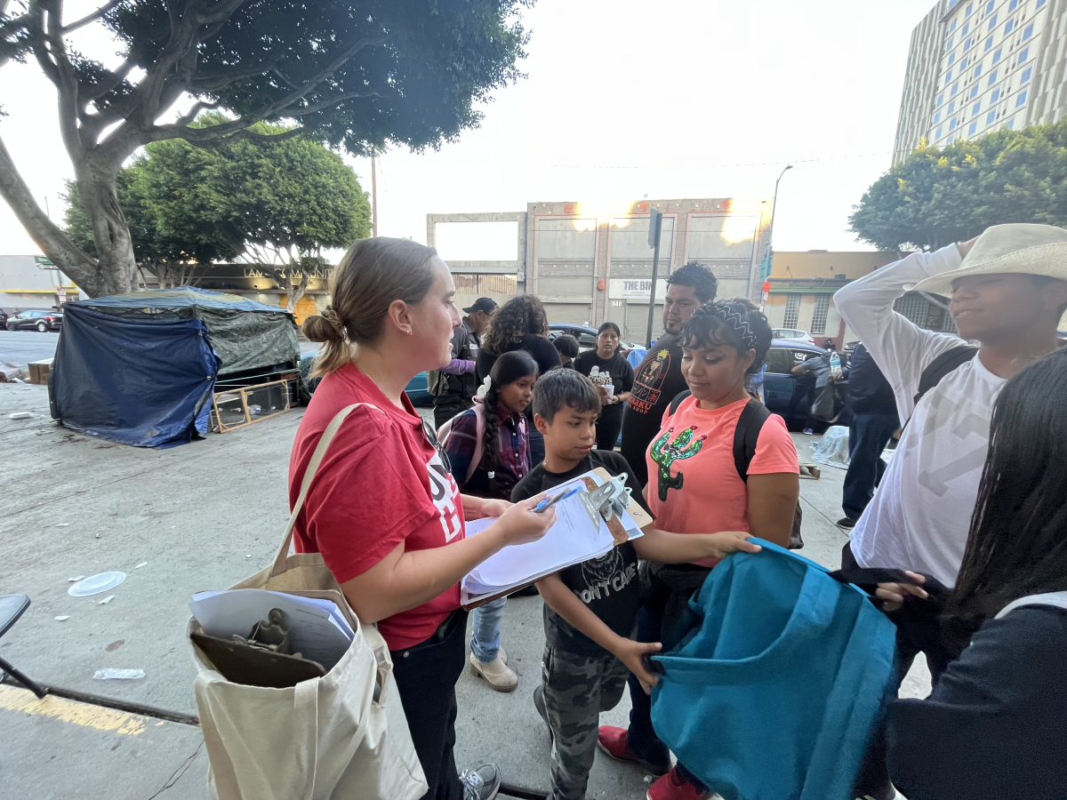 La organizadora de Unite Here Local 11, Hannah Petersen en Skid Row.