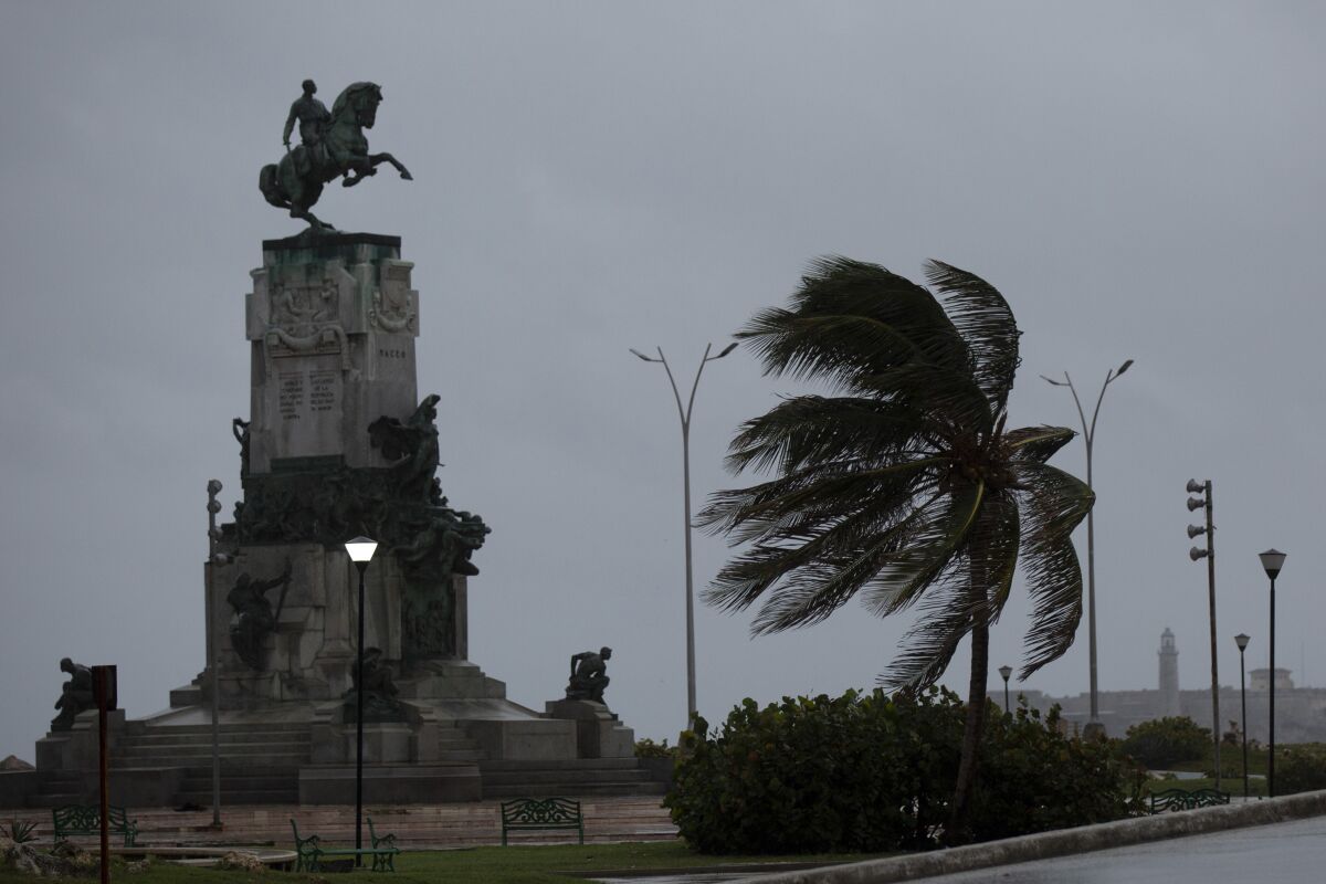 El viento sopla una palmera en el Monumento Antonio Maceo a lo largo del malecón durante el paso del huracán Ian 