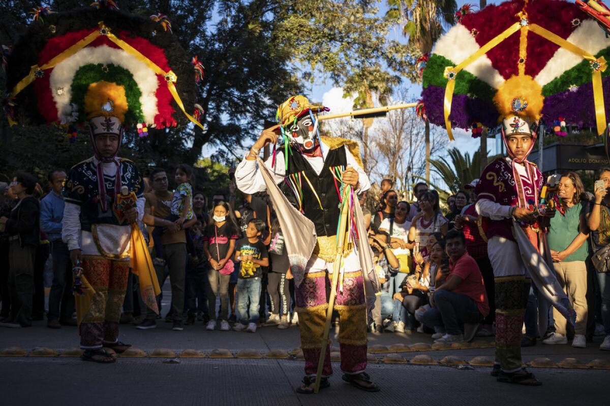 Personas desfilan durante el festival de la Guelaguetza